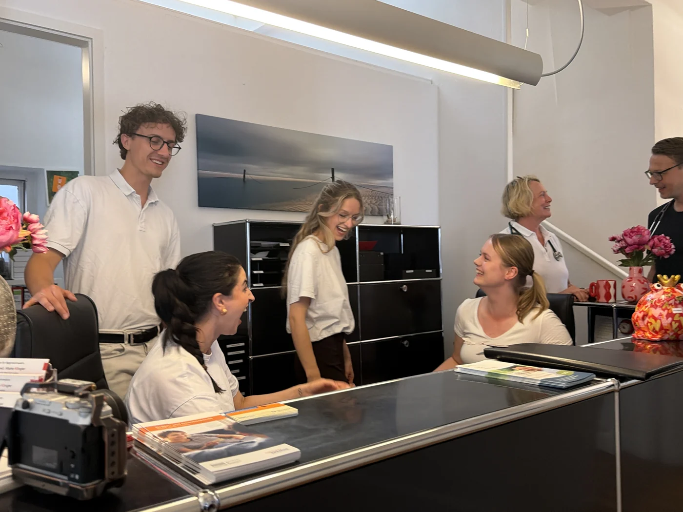 Das Team am Empfangstresen im Gespräch