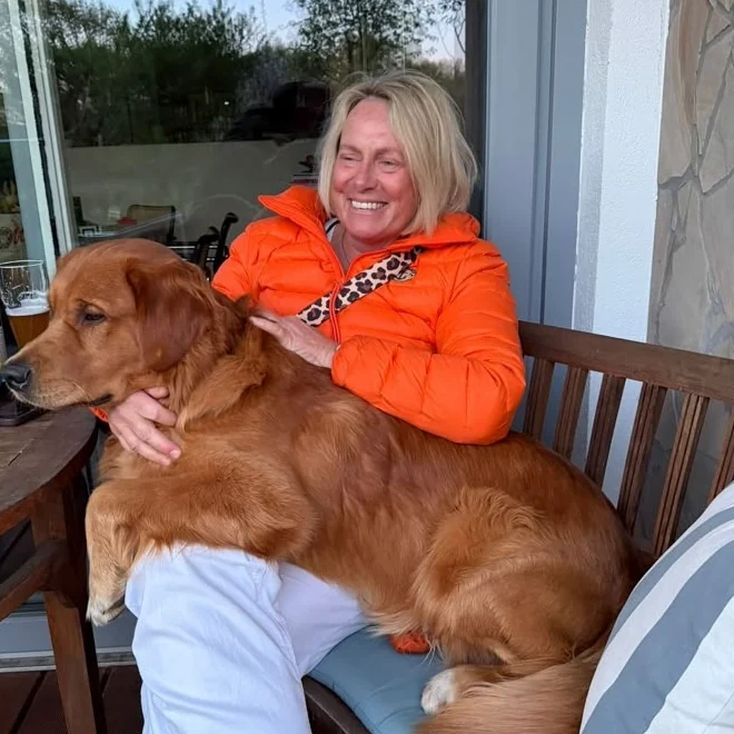 Dr. med. Maike Klingler mit ihrem Hund Henry auf der Terrasse