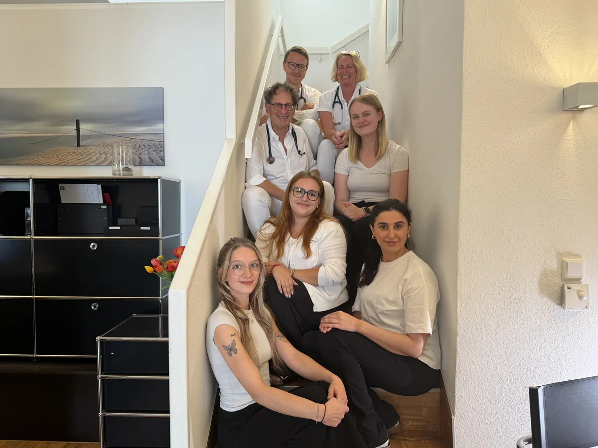 Im Obergeschoss vor den Schränken